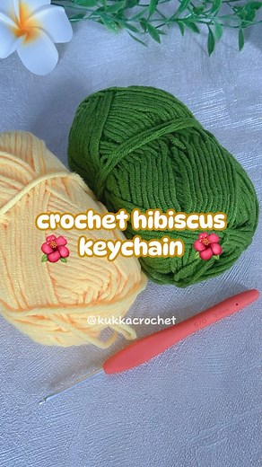 Putri 🌸 on Instagram: "crochet hibiscus keychain 🌺 hii love, I’ve got some requests to make hibiscus keychain and here you go! hope you guys like it 💓 full tutorial is coming soon, please stay tuned 🧚🏼‍♀️ #crochet #crochetflower #kukkacrochet #crochettutorial #crochetaddict #crochetersofinstagram #crochetlover #crochetlove #crochetgifts #crochetideas #crochetkeychain #crochetlavender #crocheting #crochetpattern #crochethibiscus"