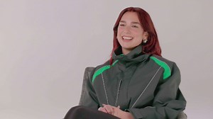Dua Lipa compartilha detalhes de seu novo álbum e fala do amor pelo Brasil: 'triste por não ter ido ao carnaval'