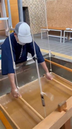 【日本の伝統美と技の世界】 「細川紙の紙漉き実演」 実演を見逃した方に、和紙の作り方の解説付き(1分40秒)です。 和紙を作る職人さんの姿ってかっこいい！ #細川紙 #埼玉県 #重要無形文化財 #新潟県立歴史博物館 #紙漉き #伝統美 #伝統 #白皮楮 #和紙 | 新潟県立歴史博物館