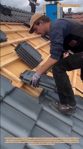 Pose de tuiles : installation de tuiles emboîtables sur une charpente en bois