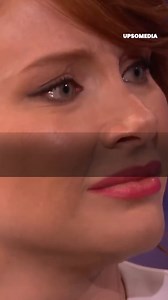 16K views · 14 reactions | In einer einzigen Sekunde begann Bryce Dallas live bei Conan untröstlich zu weinen. Das Publikum konnte sich das Lachen nicht verkneifen, irgendetwas war los... | Ikonen | Facebook