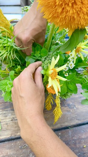 440K views · 10K reactions | “Teddy Bear in the Garden” 笠華Tutorial video coming soon!#cutflowergarden #floraldesign #sunflowerarrangement | Cranery Gardens | Facebook
