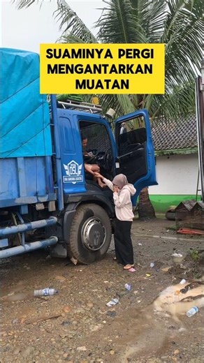 A touching moment when a truck driver says goodbye to his wife ‼️‼️ #driver #truck #wife #husband...