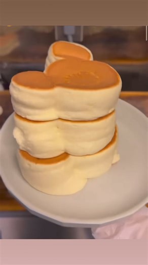 Fluffy pancakes are becoming the big thing in many dining locations, and we wouldn’t mind these Mickey Mouse-shaped versions in the Disney Parks 🥞 - 🎥: @caferob_meitou | Doctor Disney