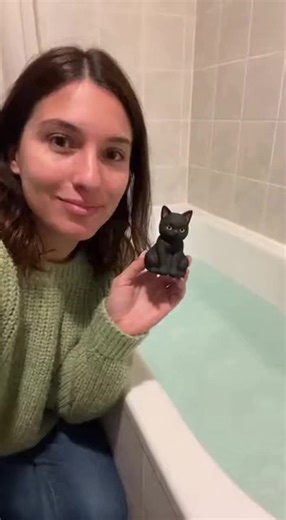 Questo video con il watermark Sora sta facendo impazzire il web. Secondo voi è un editing perfetto (jump cut) o siamo di fronte alla potenza spaventosa di OpenAI e della generazione video realistica? Guardate i riflessi dell'acqua sul gatto nero.