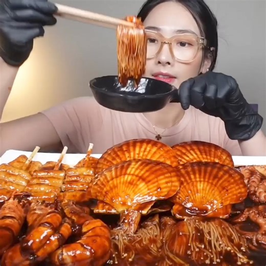 Indulge in the Spicy Delight of Fire Chicken Seafood Stew with King Clams and Octopus! 🔥 Experience the Ultimate Mukbang Adventure with Spicy Mushrooms. #SeafoodStew #SpicyOctopus #MouthwateringMukbang #海産物 #海鲜 #hảisản #อาหารทะเล 🌶️🦑🔥 | Munch Magic