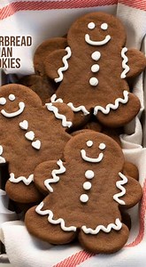 🎄 Gingerbread Man Cookies Recipe Ingredients Dry Ingredients 3 cups all-purpose flour 1 tablespoon ground ginger 1 teaspoon ground cinnamon ¼ teaspoon ground nutmeg ¼ teaspoon ground cloves 1 teaspoon baking soda ½ teaspoon salt Wet Ingredients ¾ cup unsalted butter, softened ¾ cup brown sugar 1 large egg ½ cup molasses 1 teaspoon vanilla extract For Decorating Royal icing or melted white chocolate Instructions Make the Dough In a bowl, whisk together flour, ginger, cinnamon, nutmeg, cloves, ba