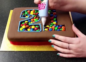 1.7M views · 19K reactions | Birthday Cake BY: @CarlyToffle | MetDaan Cakes | Facebook