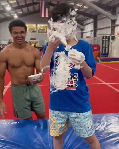 Hie Got Pied in the face