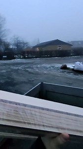 129/365 – Vi har ENDELIG fået fingrene i den sidste topliste, og nu skal den bare smækkes op hurtigst muligt! Der er ingen tvivl om, at vores fugepistol-skills stadig er under opbygning, men hey – listen hænger på væggen, så noget har vi jo gjort rigtigt 😅 Resten af ugen står den på cirka 100 meter lister rundt i huset. Piece of cake… eller noget i den stil 🤠 | Sebastian Hinchely Pedersen