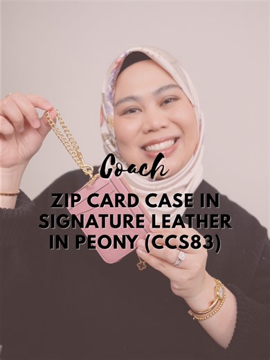 Small but seriously stylish ✨ The Coach Zip Card Case in Signature Leather is the perfect everyday accessory if you love minimal design with maximum function. Made from classic Coach signature leather, this card case is durable, sleek, and luxurious — exactly what you want when you need easy access to your most important cards without the bulk of a traditional wallet. The zip closure keeps your cards and folded bills secure, while the slim profile makes it a dream to slip into any tote, crossbod