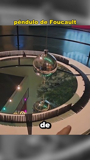 El péndulo de Foucault funciona porque su plano de oscilación se mantiene fijo en el espacio mientras la Tierra gira debajo de él. #Fisica #ciencia #viralpost #fblifestyle #reelsviralシfb | Mundo Científico