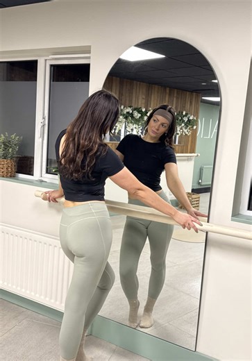 Barre class in 30 seconds! I was practising my barre teaching today, so if you’ve ever wondered what happens in a barre class, now you know! We’ll also do core work and stretching on the mat. Class starts this Friday 6.30pm and Saturday morning 9am. See you at the barre! 🩷 #pilates #align #barre #ballet