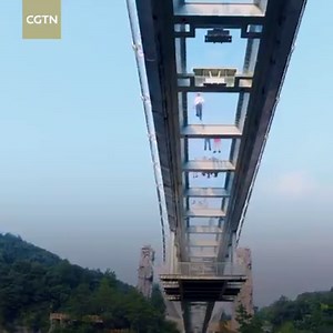 This is truly a test of courage. The Yuntiandu glass bridge, situated in Zhangjiajie, central China's Hunan Province, sits 300 meters (870 feet) above the ground. Let's check out the breathtaking scenery overlooking the bridge. #Roadtoxiaokangsociety | CGTN