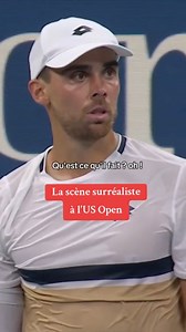 Cette nuit, l'US Open a été le théâtre d'une scène complètement folle, dont le français Benjamin Bonzi a bien failli être là victime. Alors qu'il mène et s'apprête à servir pour le match face à l'ex numéro 1 mondial Daniil Medvedev, Benjamin Bonzi voit un photographe entrer sur le court. L'arbitre interrompt le jeu et redonne un 1er service au français qui a été coupé dans sa préparation. Une décision qui rend fou de rage le russe. S'ensuit alors de longues minutes de grand n'importe quoi. Le Ru
