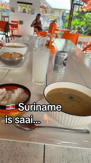 Nee, natuurlijk niet! 😄 Het is een fantastisch land om op vakantie te gaan. Van de kleurrijke cultuur en tropische natuur tot de hartelijke mensen – wie er eenmaal is geweest, voelt zich meteen een beetje thuis. 🌴💛 Heb jij Suriname al ontdekt? #Suriname #paramaribo #travelblog #vacation | Klein-kronenburg