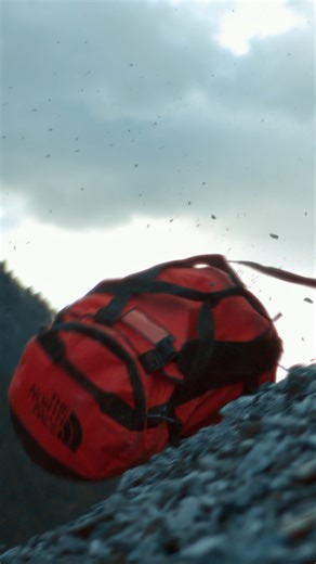 不是每一次旅行都風平浪靜 把可能背上肩膀，陪你扛下未知 The North Face Base Camp Duffel 旅行袋 ➡️ Base Camp防水及雙層縫線強悍防護 ➡️ 可調節人體工學肩帶重量不再是負擔 ➡️ 主袋配置雙層網袋空間靈活調配 為冒險設計的耐久之軀 裝得下風景，也撐得起野心 承載挑戰中不願妥協的信念 更多包款請見⬇️ https://bmai.app/7qb87m ✦立即綁定會員 不定期限定活動、優惠資訊、點數好禮等 盡享探索通會員專屬權益點擊 連結前往綁定：https://maac.io/36qWU *實際販售商品，請依門市現場為主 #thenorthface #TheNorthFaceTaiwan #neverstopexploring #硬要走狠路 | The North Face Taiwan