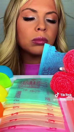 Satisfying Eating ASMR Experience with Hunnibee