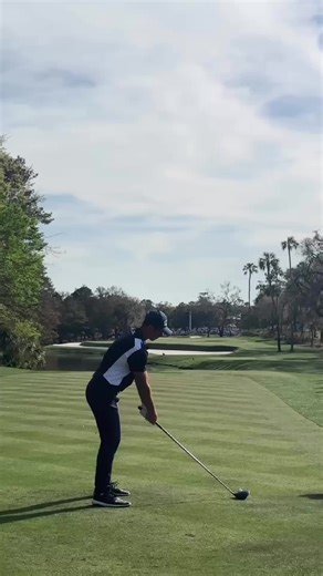 Viktor Hovland driver swing. Not your typical golf swing, bowed left wrist, pull cut, what else do you notice?! #hovland #pullcut #golfswing #driverswing #buttercut