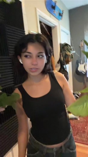 Camera man sucks but the other girl in this is fine 🥵