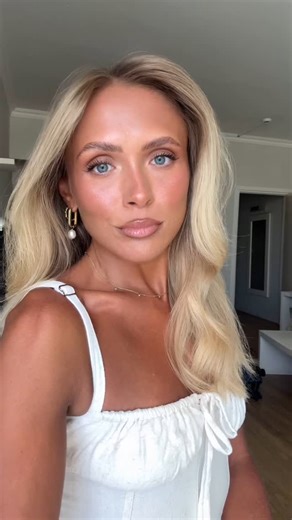 Sophie Ede on Instagram: "My go-to full face makeup 🩷 @anastasiabeverlyhills brow freeze gel @charlottetilbury flawless filter shade 4.5 @valentino.beauty light-lasting perfecting foundation shade MA5 @charlottetilbury contour wand shade medium-dark @valentino.beauty concealer shade MN2 @hudabeauty blush filter shade strawberry cream @charlottetilbury beauty light wand shade pillow talk @hudabeauty loose powder shade poundcake @lancomeofficial skin transforming bronzer shade 03 @morphe2 cheek t