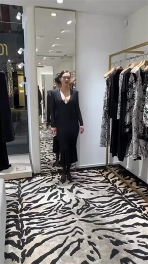 Amazing black dress for coming parties before New Year’s Eve ❤️❤️@Roberto Cavalli Vienna | robertocavalli_vienna