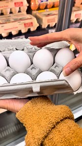 Smart way to pick eggs! #smartwaytopickeggs #pickeggs #howtopickeggs #eggselection #eggs | Natalie and Connie