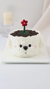 I‘ll give you a little red flower.🌺 #birthdaycake #dessert#cake#customcake #cakedecorating#cakedesign#style#bread#creativecake#foodexploration#pearlcake#freshandsimple#party#coffee#fancycake#prettycakes#cakesofinstagram#eggfreecake#foodie#cakestagram#babyshowerideas #buttercreamcake #baby #Christmas#eggfreecake #wedding | Piece of Cake Fine Bakery and Cafe