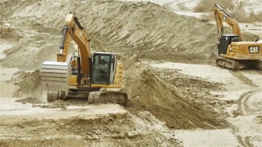 Green miracle in China's largest desert To further strengthen the greening efforts in the #Taklamakan Desert, local residents are busy carrying out spring afforestation work. 125,000 poplar saplings have taken deep root in the #desert, transforming the sea of sand into a hopeful #oasis.​ #environment | T-Time HK