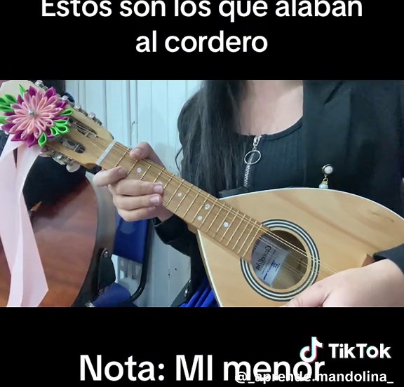 Alabanza cristiana: Aprendiendo a tocar la mandolina