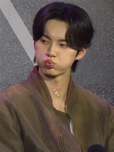 Lee Chaemin's Unique Lip Pout: A Psychological Imitation?