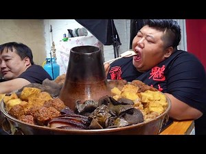 Houge had a hot pot with friends by the leftover of the Eight Big Bowls
