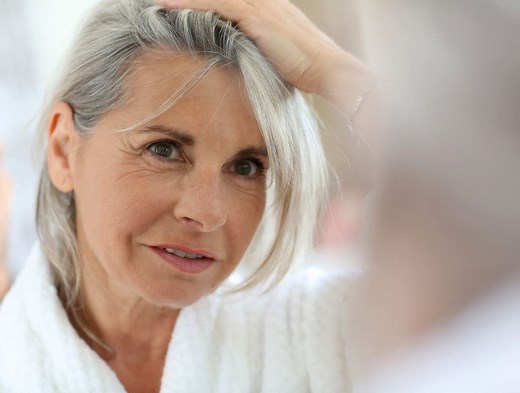 Mes cheveux blancs jaunissent : l’astuce de ce coiffeur va vous sauver