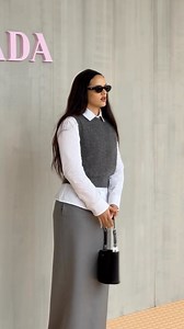 Del look preppy de @rosalia.vt a la falda de cristales de @kyliejenner, pasando por los vestidos de organza, las faldas de flecos de lamé y los estilismos ejecutivos, el desfile de @prada ha sido todo un juego de contrastes. | Vogue España