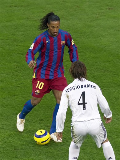 Ronaldinho vs Galácticos skills compilation