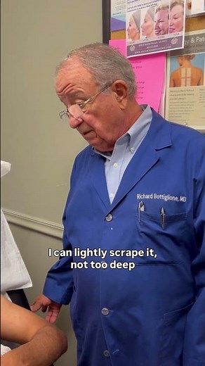 Dermatologist with 50 years of experience discusses seborrheic treatment for patient👨🏻‍⚕️