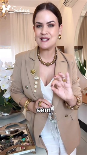 How to Use Brooches to Transform Your Look: A Luxury Accessory Trend ✨