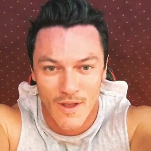Buongiorno Luketeers! #LukeEvans qualche giorno fa ha pubblicato questo video durante i set degli addominali Good morning Luketeers! Some days ago Luke Evans has posted this video during his abs sets -Gian | Luke Evans Addicted
