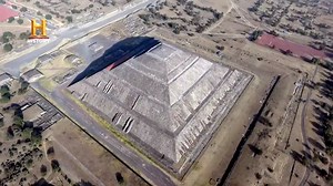 Teotihuacán, llamada por los aztecas "La ciudad de los dioses". Nadie sabe quién la construyó o qué pasó con sus habitantes, pero los teóricos sugieren que fue el hogar de una civilización avanzada y quizá extraterrestre. 👉 EPISODIO COMPLETO en https://bit.ly/3zOD5gb | HISTORY
