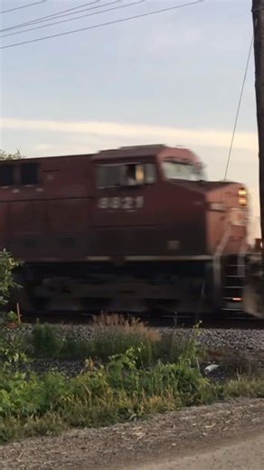 Here’s CP train 101 flying through Spence yard with 8821 leading #train #cp #railway