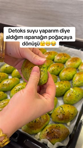 𝕾𝖎𝖇𝖊𝖑𝖈𝖊 𝖍𝖔𝖒𝖊🌸 on Instagram: "Siz kime göndereceğinizi biliyorsunuz🤭 🥐 Pastane Usulü Ispanaklı – Labneli Poğaça 🔹 Ispanak Püresi İçin • 1 bağ ıspanak (yaklaşık 150–200 g) • 1 çay bardağı süt (veya çok az su) 👉 Ispanağı yıka, çiğ halde blenderdan geçir. (Haşlama yok, rengi solar!) 🔹 Hamuru İçin • 1 su bardağı ılık süt • ½ su bardağı sıvı yağ • 1 adet yumurta (sarısı üstüne, beyazı hamura) • 1 paket instant maya (10 g) • 1 yemek kaşığı toz şeker • 1 tatlı kaşığı tuz • Hazırladığın 