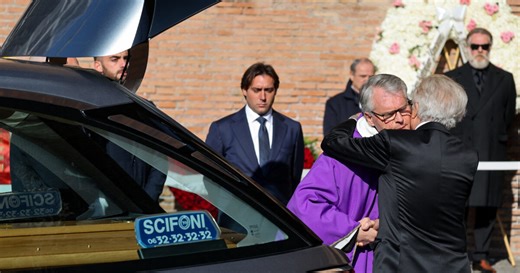 Κηδεία Valentino: Η μόδα αποχαιρέτησε για πάντα τον σπουδαίο σχεδιαστή - Όσα έγιναν στο «τελευταίο αντίο»