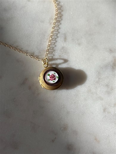 Floral Rose Locket, Vintage Brass Locket With Rose Enamel Design, Valentine’s Day Locket Necklace, Dainty Vintage Rose Locket, Gold Locket - Etsy