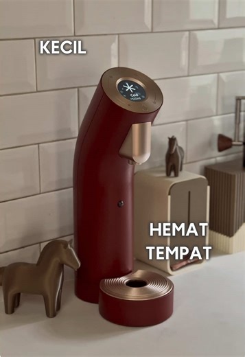 TANTRUM KE PAKSU WORTHY POST 🤪 Another Home Tech Gadget BEST BUY 2026: @Wells Lifestyle Indonesia 🩵💙 Udah lamaaaa pol aku galauuu pengen ninggalin galon, tapi masih maju mundur sama water purifier segede gaban yg makan tempat di atas top table dapur. FINALLYYYYY, ada water purifier SELANGSING INIII!! Ga nyesel sabar2 nunggu yg langsing gini.. Ga makan tempat, design wise juga very eye pleasing yah 😍😍 ada warna pastel juga lohh! No more drama galon telat kirim, no more drama galon salah kiri