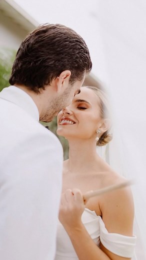 Carolina Sánchez on Instagram: "La historia de @mcescobar18 y @danielosornom habla de lo que somos capaces de lograr cuando nos rodeamos de las personas correctas y creemos en lo que nos dice ese primer impulso del corazón. Ellos pueden ir por la vida enfrentando tormentas, pero siempre juntos, siempre amigos, siempre cómplices. Ellos me enseñaron que cada obstáculo es una oportunidad disfrazada de volver a empezar, de vivirnos ese presente que nos aguarda🤍 Maravilloso team @lauralopez_wp @mces