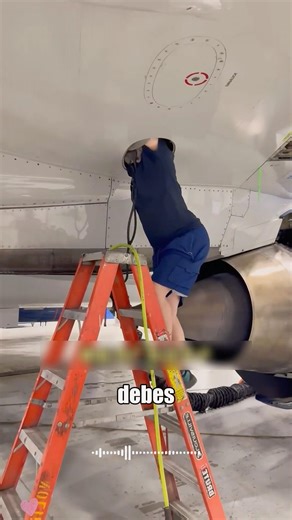 The work of cleaning up the fuel tank of the aircraft#didyouknow #airplane #amazing #foryou #fyp