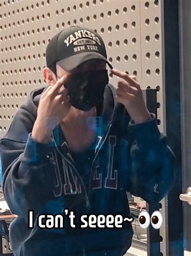 Jisung has astigmatism. 👀 So the fan said they wrote it pretty big, but I guess it still looked small to him. 😂 Cute cute.... 🩷 20260423 KBS CoolFM 오픈스튜디오 #윤지성 #YOONJISUNG #尹智圣 #尹智聖 #ユンジソン