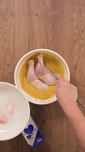 Visse du at Q Kefir som marinade gir en ekstra saftig og smakfull kylling? 🍗 Til denne aromatiske marinaden trenger du: 200 g Kefir naturell Ca. 40 g Frisk ingefær 4 Fedd hvitløk 1 Lime 2 ts Salt 1 ss Koriander, malt 1,5 ss Gurkemeie 1 ss Hvit pepper, malt 0,5 ts Cayennepepper 0,5 ts Kanel 600 g Kylling (filét, klubber eller lår) Slik gjør du: 1. Riv ingefær og hvitløk. 2. Bland alle krydderier med kefir, ingefær og hvitløk. 3. Tilsett skall og saft fra lime. 4. Legg kylling i marinaden i minst