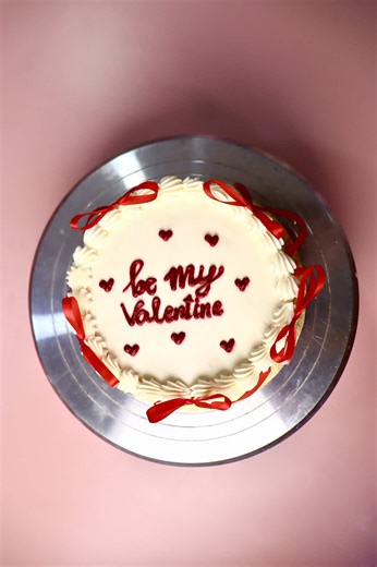 Achieve Perfect Cake Edges with a Turntable