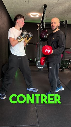 Les trois temps pour contrer une attaque au jab ! Nous vous montrons comment contrer une attaque au jab en utilisant trois temps différents. D’abord, nous expliquons le temps deux, le plus courant, où l’on catch et riposte. Ensuite, le temps un, où l’on frappe simultanément. Enfin, le temps trois, où l’on bloque, feinte et envoie un cross. Nous insistons sur l’importance de se désaxer au deuxième compte pour charger votre bras arrière et éviter les coups. #boxe #boxing #boxeur #boxeanglaise #box